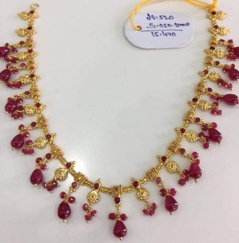 Ruby Necklace Designs, Gold Jewelry Outfits, Pearl Jewelry Design, Gold Jewelry Simple Necklace, Beautiful Gold Necklaces, Gold Bridal Jewellery Sets, Gold Necklace Simple, Beaded Necklace Designs, Gold Jewelry Stores