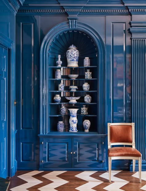 ashley whittaker connecticut house tour dining room built in Wood Techniques, Ashley Whittaker, Chinoiserie Porcelain, Dining Room Built In, Veranda Magazine, Venetian Plaster Walls, Lacquered Walls, Long Living Room, Checkerboard Floor