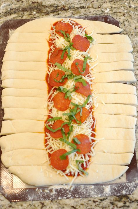 Stuffed Pizza Bread, Braided Pizza, Pigs In The Blanket, Slow Cooker Pizza, Pizza Braid, Pizza Calzones, Pizza Bread Recipe, Stuffed Pizza, Pizza Calzone