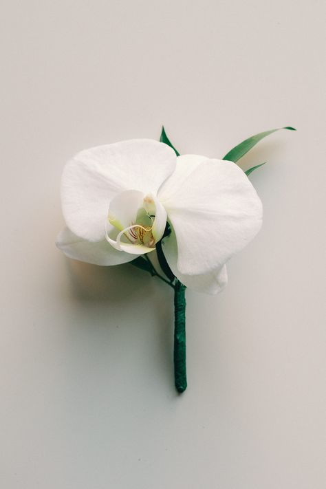 white boutonniere, orchid boutonniere, minimalist boutonniere, wedding, groom fashion, non binary fashion, wedding fashion Minimalist Boutonniere, White Orchid Boutonniere, Loeb Boathouse, Green Boutonniere, Orchid Boutonniere, Central Park Wedding, Non Binary Fashion, Boathouse Wedding, Central Park Weddings