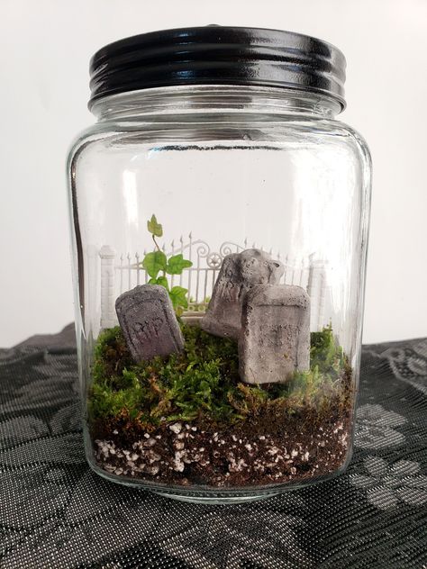 Terrarium Cemetery, Halloween Terrarium Ideas, Gothic Terrarium, Cemetery Terrarium, Spooky Terrarium, Graveyard Terrarium, Miniature Graveyard, Build Your Own Terrarium, Halloween Terrarium