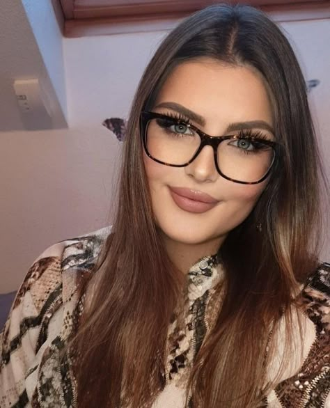 Girl with glasses and brown hair selfie Glasses Frames For Women Round Face Plus Size, Chic Glasses For Round Face, Glasses For Chubby Faces, Selfie With Glasses, Ceo Style, Glasses Women Fashion Eyeglasses, Selfie Glasses, Glasses Inspo, Glasses For Round Faces