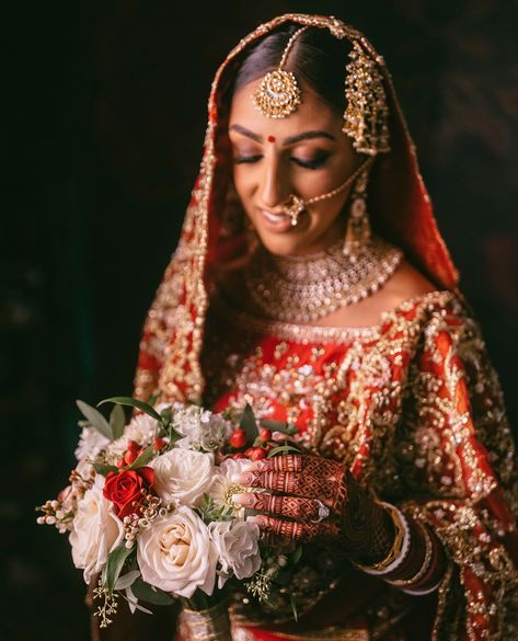 Pakistani Wedding Bouquet, Indian Bridal Bouquet, Mehendi Jewellery, Tropical Flowers Bouquet, Bridal Entry, Daytime Wedding, Pastel Bouquet, Mehndi Design Photos, Bride Bouquet