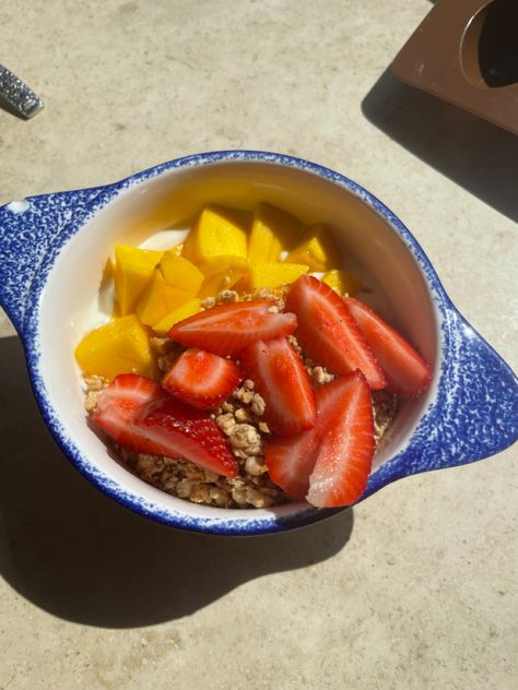 Mango Yogurt Bowl, Mango Yogurt, Pink Pilates, Yogurt Bowl, Strawberry Yogurt, Pilates Princess, Smoothie Bowls, Healthy Breakfast Recipes, Smoothie Bowl