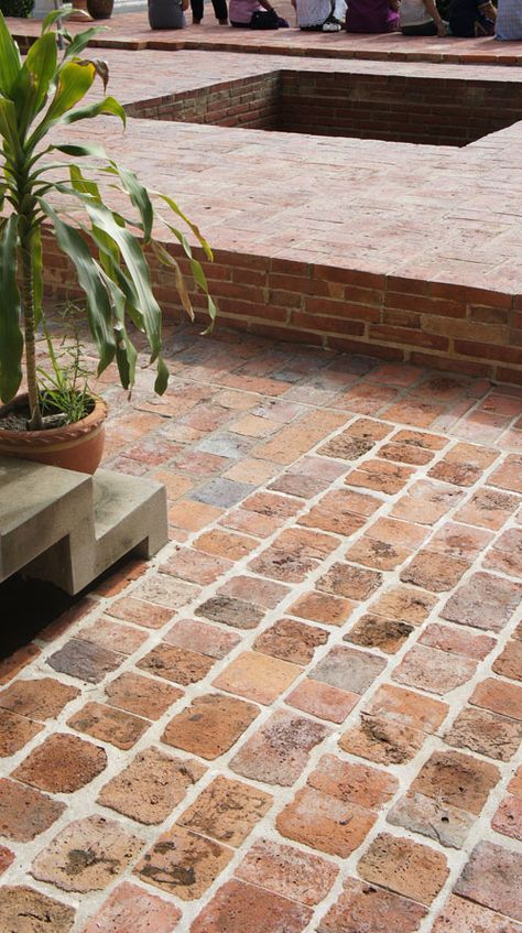 Garden Design Tropical, Red Brick Paving, Temple Landscape, Thai Garden, Garden Construction, Build A Farmhouse Table, Brick Patterns Patio, Types Of Bricks, Brick Path