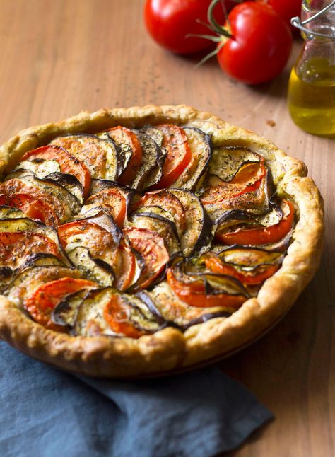 Tarte fine aux légumes du soleil - Lady Coquillette - Recettes de cuisine gourmandes et créatives Smoked Bacon Recipes, Easy Diner, Vegan Scones, Tarte Fine, Scones Ingredients, Vegan Blueberry, Pesto Recipe, Bacon Recipes, Batch Cooking