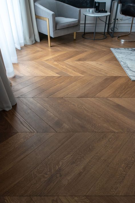 Chevron pattern parquet flooring Parquet Colors, Wooden Flooring Design, Wood Floor Interior, Parquetry Flooring, Wood Flooring Ideas, Chevron Flooring, Chevron Parquet, Vintage Wood Floor, Rustic Wood Floors