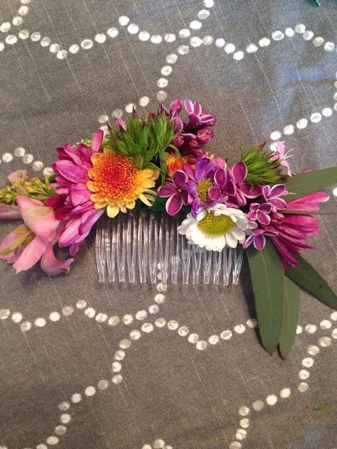 How To Make Floral Hair Comb, How To Make Flower Hair Pins, How To Make Flower Hair Comb, Flower Comb Wedding Hair, Diy Floral Hair Comb, Diy Flower Comb, Diy Flower Hair Comb, Flower Wedding Hair Pieces, Hair Flowers Diy