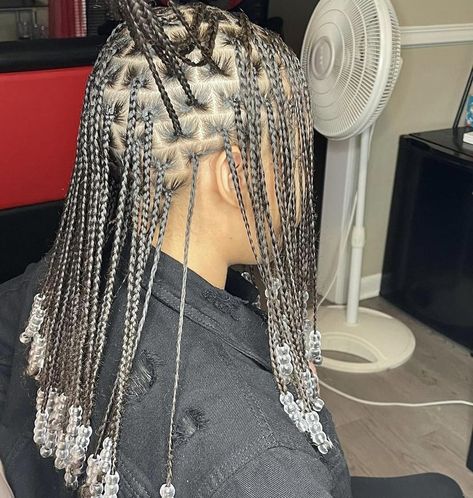 Braids With Natural Hair And Beads, Braided Hairstyles For Black Women Beads, Beads On Natural Hair, Knotless Braids With Beads Hairstyles, Knotless With Beads, Short Knotless Braids With Beads, Braided Hairstyles With Beads, Short Knotless Braids, Braids With Beads Hairstyles