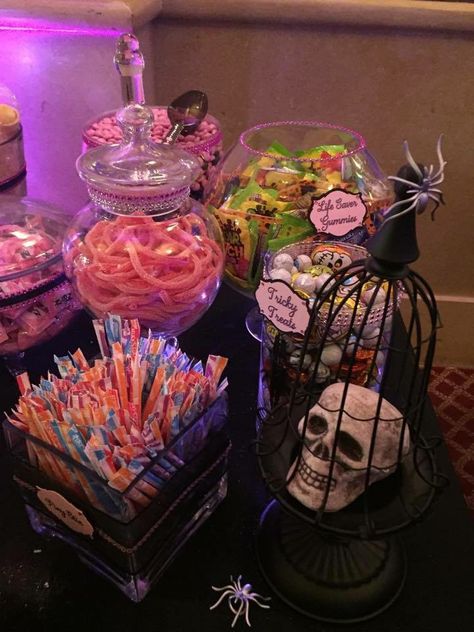 Candy Bar - Halloween Sweet 16 Halloween B Day Party Ideas, 13 Halloween Birthday, House Halloween Party Decor, Halloween Themed Quinceanera, Halloween Highschool Party, Quinceanera Halloween Theme, Halloween Theme Quinceanera, Spooky Sweet 16 Party Ideas, Halloween Candy Station