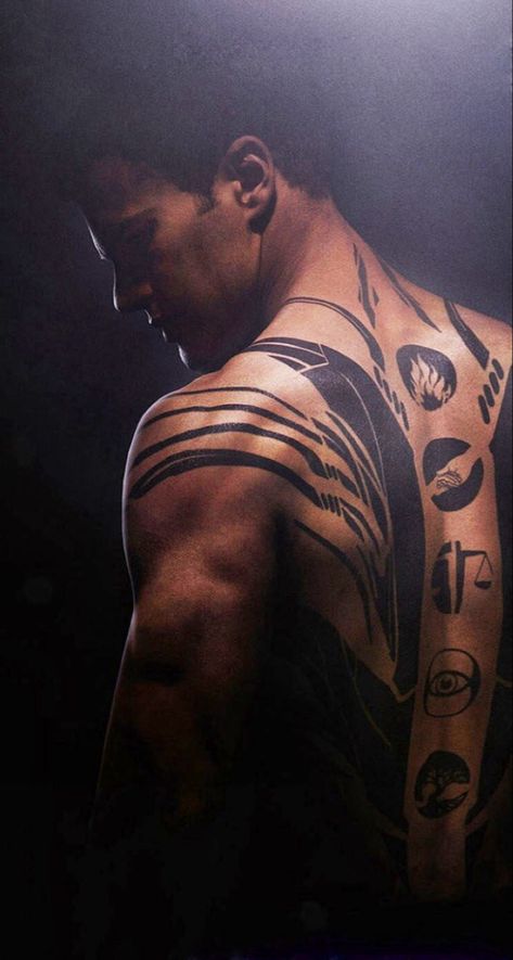 Theo James Divergent Tattoo, Theo James Shirtless, Tris Tattoo, Thoe James, Divergent Wallpaper, Divergent Tattoo, Divergent Theo James, Divergent Four, Small Wave Tattoo