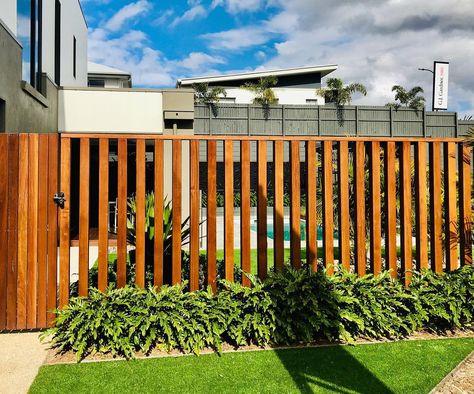 Swimming Pool Privacy Fence Ideas, Modern Pool Fence Ideas, Wooden Fence Around Pool, Decking Fence Ideas, Wood Pool Fence, Wooden Pool Fence, Cheap Pool Fence Ideas, Wood Fence Around Pool, Diy Pool Fence Ideas Cheap