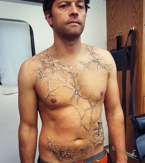 Misha with his awesome body makeup for 'Stuck In The Middle With You' 12x12 Misha Collins Shirtless Pictures, Misha Collins Shirtless, Supernatural Tumblr, Castiel Supernatural, Jensen And Misha, Supernatural Pictures, Mark Sheppard, Supernatural Destiel, Supernatural Memes