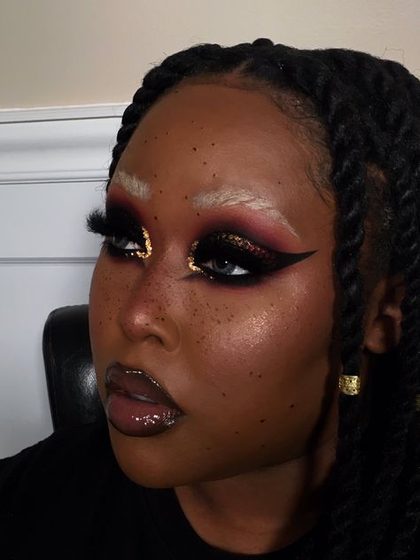 Blocked Eyebrows Makeup, Chocolate Smokey Eye, Drag Makeup On Women, Dark Sultry Makeup, Makeup Ideas Alt, Interesting Makeup Looks, Goth Fairy Makeup, Witchy Makeup Looks, Cool Makeup Looks Creative