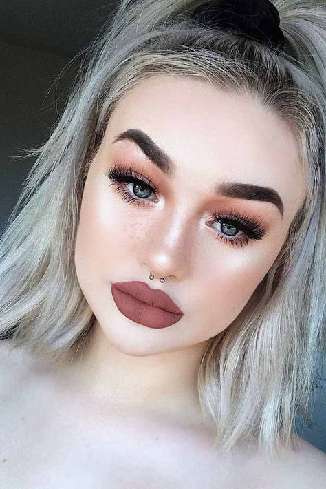 Different Kinds Of Blonde, Make Up For Pale Skin, Fair Skin Dark Hair, Beginner Makeup Kit, Pale Skin Makeup, Pale Makeup, Fair Skin Makeup, Beauty Tips In Hindi, Makeup Bold