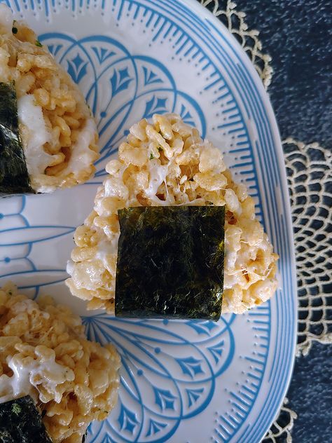 Rice Krispies Treats with Furikake shaped in a cute onigiri shape. Krispy Rice Recipes, Diy Furikake Seasoning, Furikake Rice Krispies, Rice Cake Skewers, Furikake Recipe, Hawaii Recipes, Flavored Rice, Krispy Treats, Hawaii Food