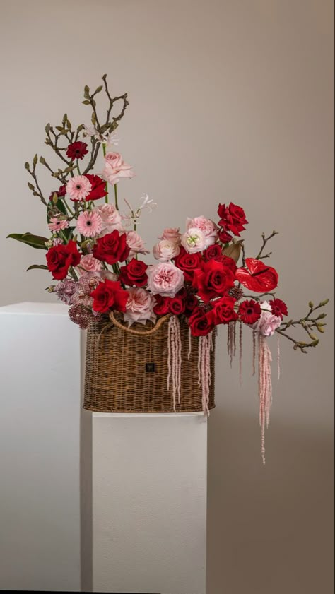 Italian Bouquet, Red Japanese Flower, Valentines Day Floral Arrangements, Roses Centerpieces, Red Roses Centerpieces, Red Flower Arrangements, Luxury Flower Arrangement, Valentine Flower Arrangements, Valentine's Day Flowers