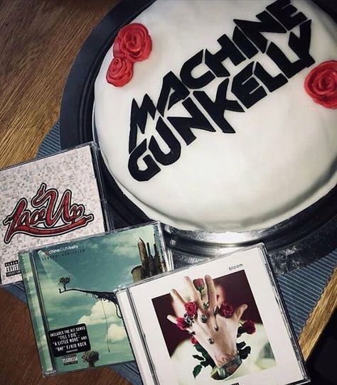 Mgk Birthday Ideas, Mgk Wallpaper, Cake 2023, 15th Birthday Cakes, 15 Birthday, Latin Artists, Colson Baker, Celebrity Guys, Feed Ig