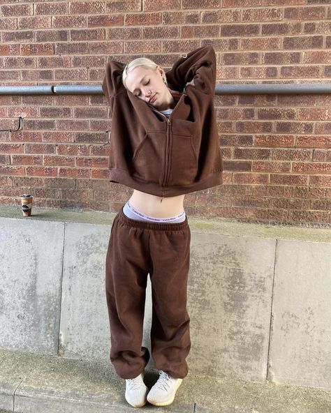 Brown Sweatpants Outfits, Sweat Suits Outfits, Brown Sweatpants, Named Collective, Sweatpants Outfits, Sweatpants Outfit, Fashion And Beauty Tips, Aesthetic Style, Sweatpants Set