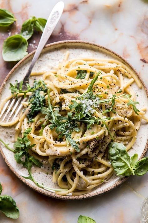 Cacio e Pepe with Arugula and Lemon | halfbakedharvest.com #pasta #easy #recipes Pasta Easy, Half Baked Harvest, Idee Pasto Sano, Parmesan Cheese, Arugula, Pasta Dishes, Easy Recipes, Pasta Recipes, Italian Recipes