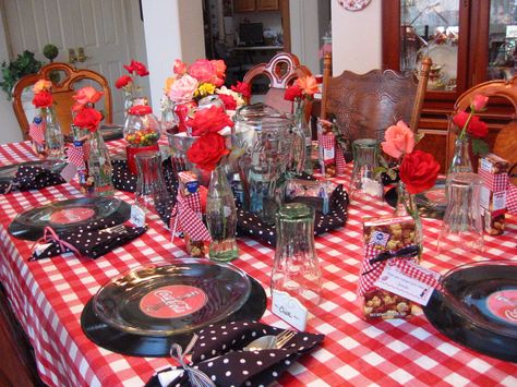 old vinyl records make fun underplates for informal table setting Coca Cola Party Theme, Ideas For Kitchen Decor, Coca Cola Party, 50s Theme Parties, Sock Hop Party, Rock N Roll Party, 50s Party, 50s Diner, Rockabilly Wedding