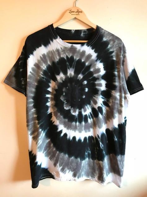 fc528592c3858f90196fbfacc814f235desc35692245ri Camisa Tie Dye, Hippie T Shirt, Tie Dye Shirts Patterns, Ty Dye, Diy Tie Dye Techniques, Tie Dye Patterns Diy, Diy Tie Dye Shirts, Festival Mode, Tie Dye Crafts