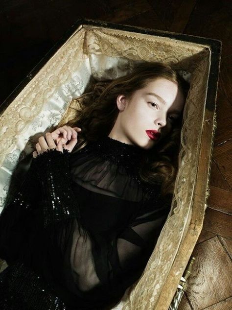 Female Vampire, Creatures Of The Night, Aesthetic Stuff, Dark Beauty, 인물 사진, Memento Mori, Dracula, Dark Art, Dark Fantasy