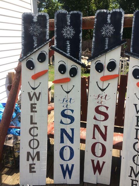 Snowmen made out of old picket fence | Christmas crafts ... Fence Pickets Repurposed, Fence Pickets Crafts, Fence Board Snowman, Diy Fence Board Projects, Christmas Picket Fence Decor, Christmas Picket Fence Ideas, Fence Picket Crafts, Old Fence Board Projects, Fence Picket Projects