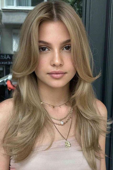 Check out the newest hair trendy taking over the internet! The butterfly haircut is iconic yet irresistible! Blonde Hair Cuts Medium, Langer Pony, Straight Brunette Hair, Fall Blonde Hair Color, Fall Blonde Hair, Black Wavy Hair, Butterfly Haircut, Icy Blonde Hair, Haircuts For Medium Length Hair