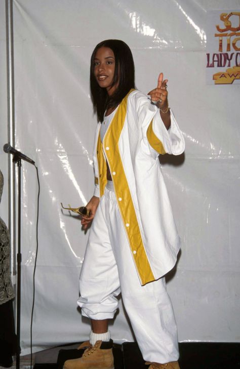 Soul Train Fashion, Rip Aaliyah, Soul Train Awards, Aaliyah Pictures, Aaliyah Style, Aaliyah Haughton, Young Elvis, Soul Train, Vintage Black Glamour