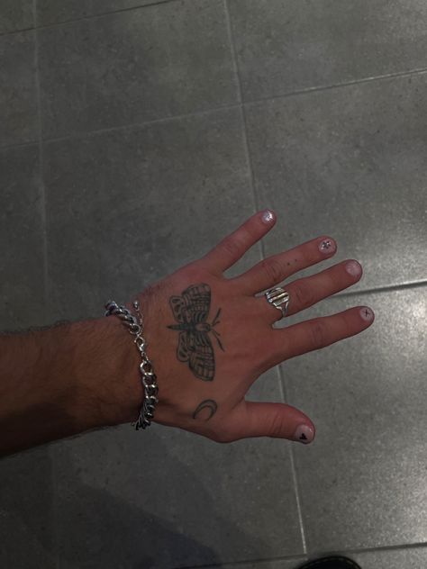 tattoo hand ideas nail black mens Painted Nails On Guys, Guys With Painted Nails Aesthetic, Short Nail Inspo Masc, Guy Painted Nails, Men Painted Nails Aesthetic, Guys Nails Painted, Men Painted Nails, Men With Painted Nails, Painted Nails Men