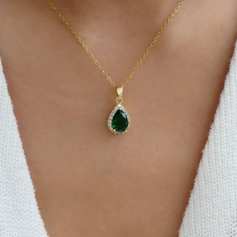 Midnight Chronicles, Necklaces Emerald, Locket For Men, Emerald Chain, Emerald Necklaces, Pear Shape Pendant, Emerald Green Necklace, Jewelry Necklace Simple, Emerald Necklace Pendant