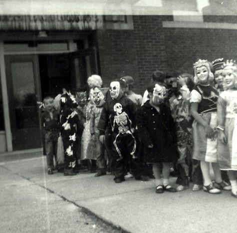 Lincoln Grade School Halloween 1960 Decatur,IL by angeljaneann.  My elementary school Halloween parade went through the neighborhood (about 3 city blocks) 1800s Photography, Old Halloween Photos, Halloween Tumblr, Old Halloween Costumes, Vintage Halloween Photos, Vintage Halloween Images, Skeleton Halloween Costume, School Halloween, Halloween Parade