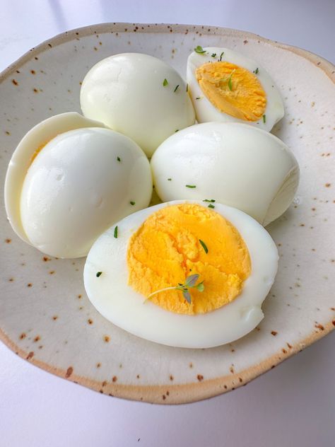 Boiling and Peeling Eggs Perfectly - The Modern Nonna Easy Peel Boiled Eggs, The Modern Nonna, Modern Nonna, Lemon Shrimp Pasta, Boiled Egg Recipes, Telur Rebus, Lemon Soup, Yogurt Chicken, Eggs In Peppers