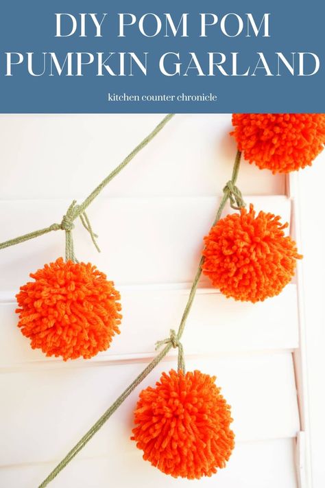 Halloween Yarn, Garland Craft, Easy Yarn Crafts, Fun Fall Crafts, Pumpkin Garland, Pom Pom Wreath, How To Make A Pom Pom, Yarn Craft, Pom Pom Crafts