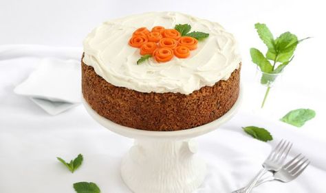 Karottenkuchen mit Frischkäse Frosting - Go Bold mit ButterGo Bold mit Butter Single Layer Carrot Cake Recipe, Carrot Cake Decoration, Carrot Cake Recipes, Carrot Cake With Cream Cheese, Carrot Flowers, Carrot Cakes, Basic Cake, Cream Cheese Frosting Recipe, Cake With Cream Cheese Frosting