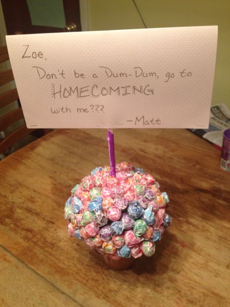 Dum Dum Homecoming Proposal! ❤️❤️ Dum Dum Hoco Proposal, Girls Choice Proposal Ideas, Twirp Dresses, Sadie Hawkins Proposals, Formal Proposal, Prom Posals, Highschool Dance, Dance Asks, Ring Dance