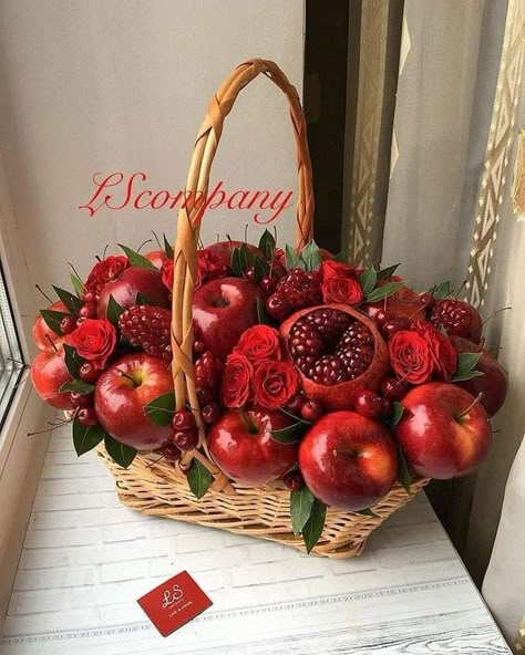 Yalda Design Idea, Fruit Basket Diy Gift, Fruit Flower Basket, Fruit Bouquet Ideas, Edible Fruit Arrangements, Fruit Hampers, Food Bouquet, Edible Bouquets, Fruit Basket Gift