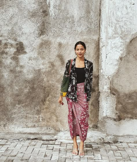 Indonesian Style Outfit, Malaysia Outfit Ideas, Berkain Outfit, Indonesian Outfit, Batik Modern Fashion Style, Kain Bali, Indonesian Clothing, Kondangan Outfit, Modern Kebaya