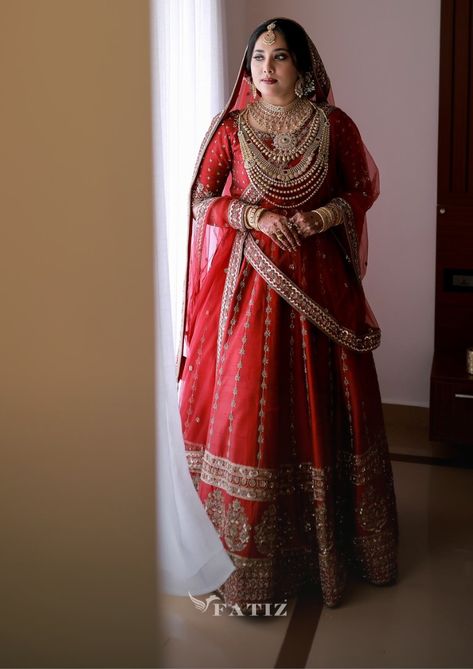 Lehenga With Hijab, Wedding Dress Lehenga, Bride Lehenga, Bridal Hijab Styles, Dress Lehenga, Desi Clothing, Classy Bride, Ethnic Wears, Indian Wedding Poses