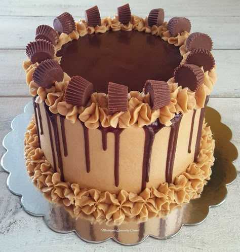 Butter Cake Design, Reeses Peanut Butter Cake, Reeses Desserts, Peanut Butter Birthday Cake, Reese's Chocolate, Small Birthday Cakes, Peanut Butter Cupcakes, Chocolate Peanut Butter Cake, Happy Birthday Cake Images