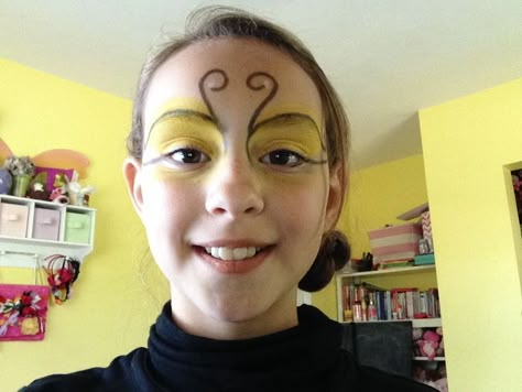 Bumble Bee Face Paint, Bee Costume Makeup, Makeup Ideas For School, Bee Face Paint, No Make Up Makeup, Bumblebee Makeup, Bee Face, Make Up Halloween, Bee Makeup