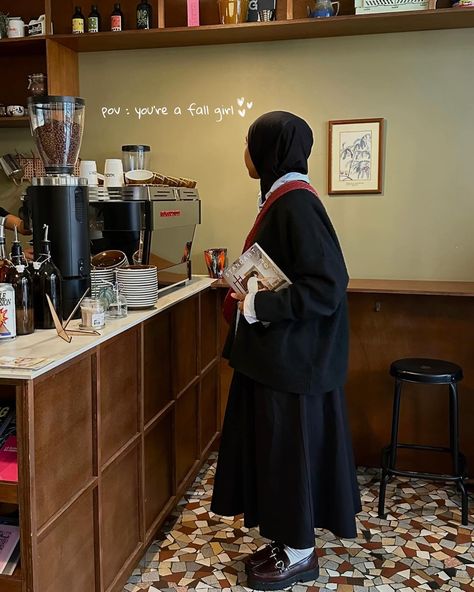 POV : you’re a fall girl 🍂🤎 #lyon #coffeeshop #coffeelover #fall #fallseason #autumn #automne🍂 #autumnvibes🍁 #ootd #coffeegirl #cafe #cutecoffeeshop #bonnesadresses Cafe Outfit, Cute Coffee Shop, Fall Girl, Hijabi Outfit, Coffee Girl, Style Hijab, Re A, Hijab Style, Girl Falling