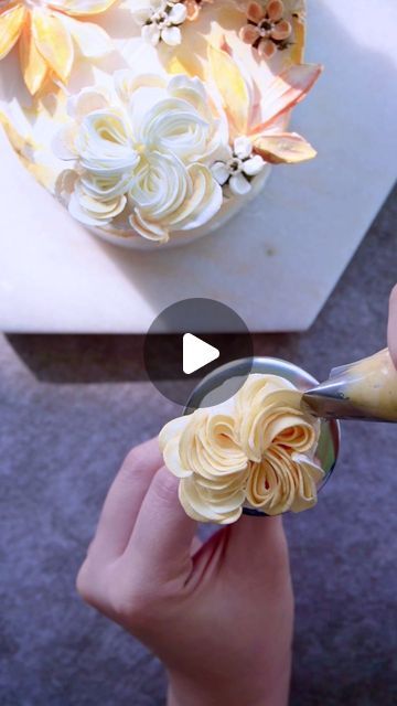 Floral Cake Designs Buttercream Flowers, Butter Cream Cake Design, Buttercream Roses Tutorial, Easy Cake Designs, Buttercream Tutorials, Buttercream Flowers Tutorial, Cupcake Flowers, Frosting Flowers, Buttercream Roses