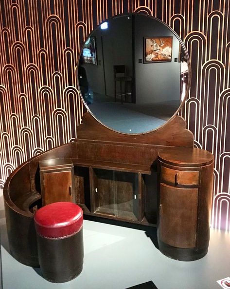 Shanghai Art Deco’s Instagram post: “A dreamy Deco dressing table for #FurnitureFriday, from artist and #ShanghaiArtDeco furniture collector Ding Yi’s collection. #ArtDeco…” Art Deco Makeup Vanity, Dressing Table Antique, Art Deco Makeup, Deco Dressing, Streamline Art, Art Deco Dressing Table, Vanity Dressing Table, Art Deco Vanity, Art Deco Bedroom