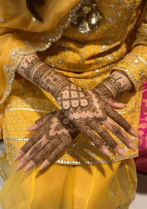 Full Hand Unique Mehndi Designs, Aesthetic Bridal Mehendi, Mehendi Aesthetic Designs, Nikkah Mehndi Designs, Bridal Mehndi Designs Back Hands, Bridal Mehndi Simple, Minimal Bridal Mehendi, Bridal Henna Designs Modern, Mehndi Art Designs Latest