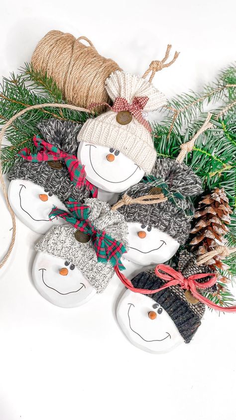 Kendra Chura | Here’s the super cute snowman friends! I am aiming to have all the new things you’ve been seeing me share ready early next week. I will… | Instagram Christmas Crafts For Adults Ornaments, Snowman Crafts To Sell, Diy Snow Man Ornaments, Creative Christmas Crafts Diy, Homemade Wood Christmas Ornaments, Pinecone Snowman, Crafts For Coworkers, Christmas Craft Show Ideas To Sell Diy, Small Wooden Rounds Crafts