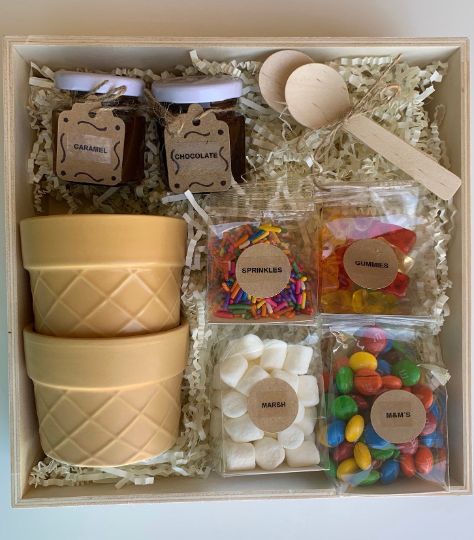 Ice Cream Sundae Gift Box by Sweet Wonders  https://www.sweetwondersdesign.com/edible-favors Ice Cream Gift Basket, Popcorn Dessert, Food Gift Box, Ice Cream Gift, Celebration Box, Dessert Gifts, S'mores, Cadeau Diy, Central Valley