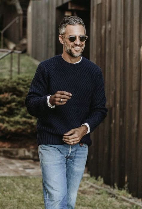 Stylish men's style over 50 18 ideas: Fashion without age - mens-club.online Style Over 50, 50 Year Old Men, Old Man Fashion, Wave Sweater, Older Mens Fashion, Herren Style, Look Jean, Men Haircut Styles, Stylish Men Casual