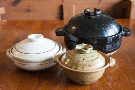 Donabe: The hardy pot that Japanese cooks swear by | The Japan Times Japan Essentials, Clay Cooking Pots, Japan Kitchen, Japanese Dinnerware, Family Supper, Cooking The Perfect Steak, Fine China Dinnerware, Kitchen Organisation, Cooking 101